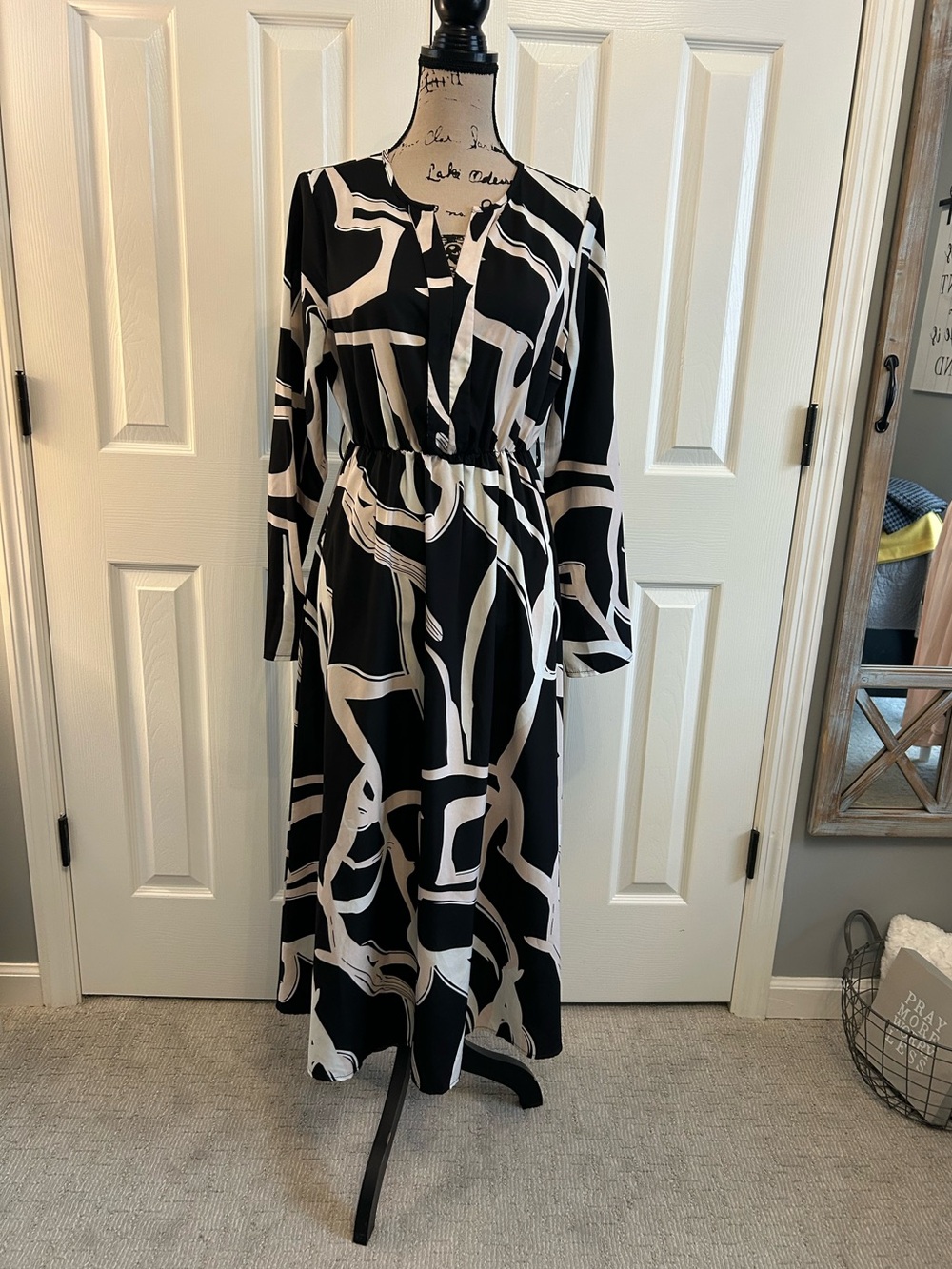 Shein black, white & blush abstract print long sleeve dress.Size medium